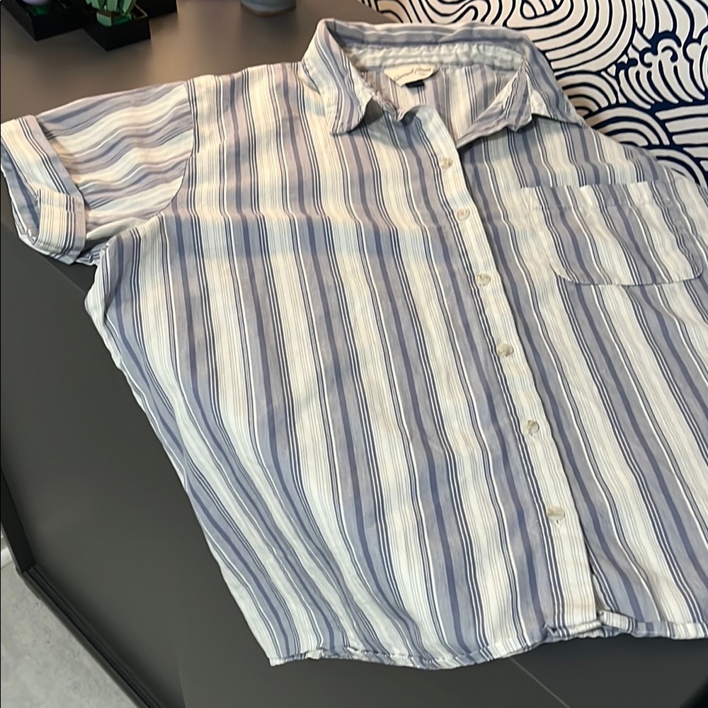 Universal Thread Blue and White Casual Button Down Shirt